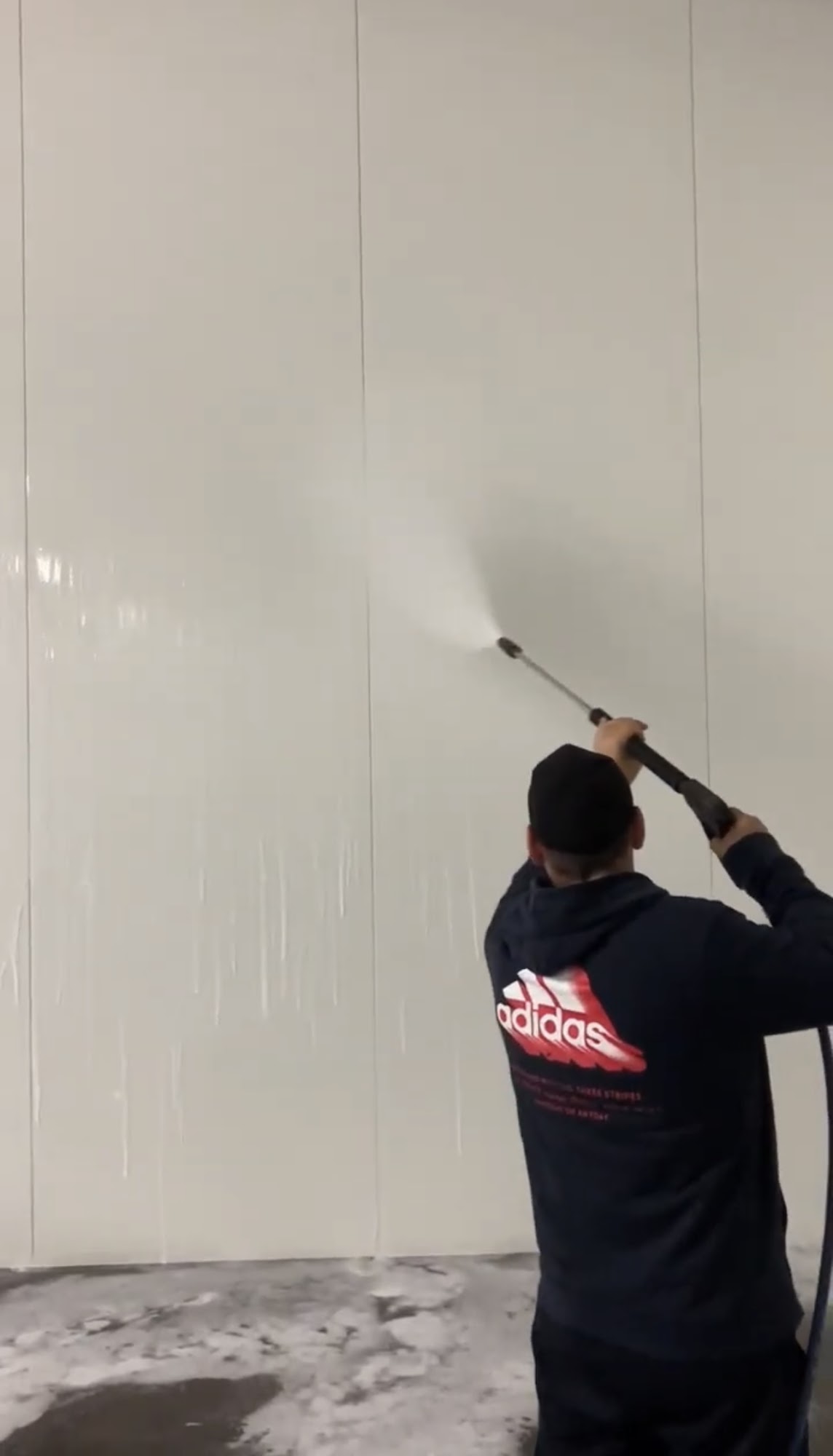 Pressure washing an exterior wall in Sunraysia